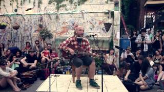 Vignette de la vidéo "Bernard Adamus chante « Le scotch goûte le vent » dans la ruelle Modigliani"