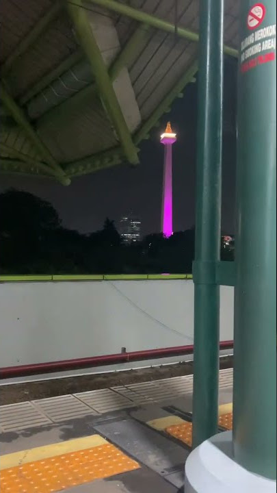 Monas waktu malam hari view dari stasiun gambir