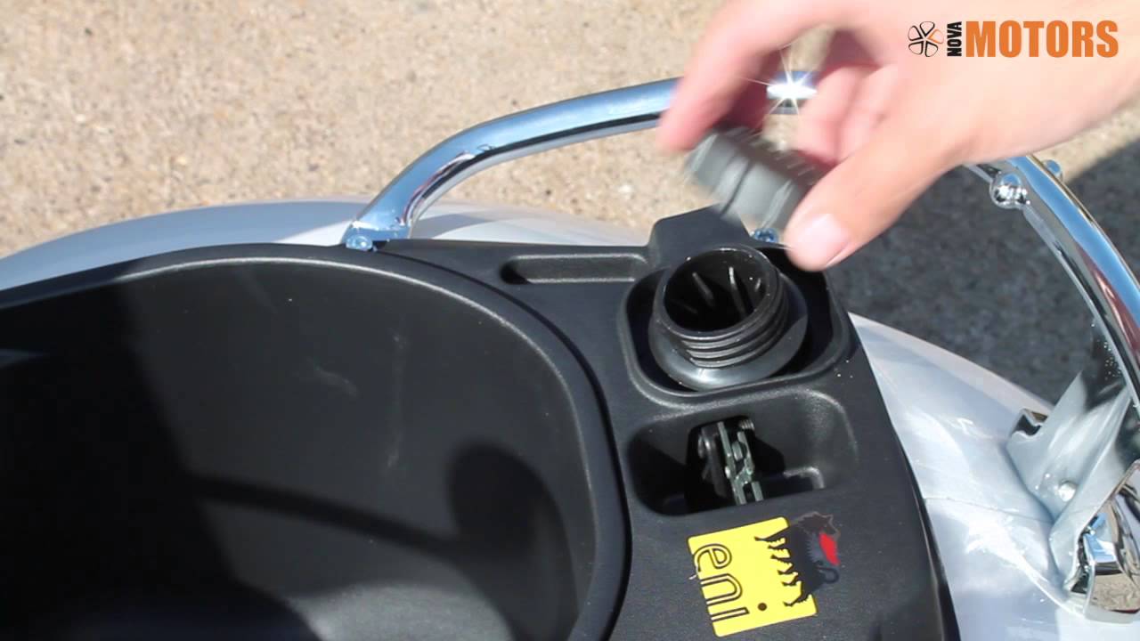 Vespa GTS 300 - Tankdeckel - YouTube
