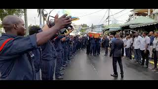 Hommage à un frère d'arme (pompiers en deuil)