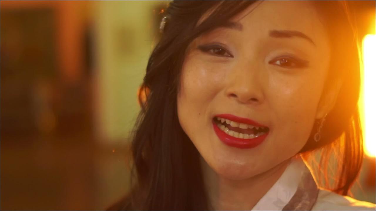 Клип миллионы алых. Южнокорейская певица исполняющая 1000000 алых роз. Корейские девушки поют миллион алых роз видео. Корейская девушка поет миллион алых. Миллион алых роз на корейском.