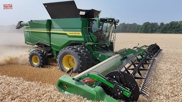 JOHN DEERE S7 800 Combine Harvesting Wheat