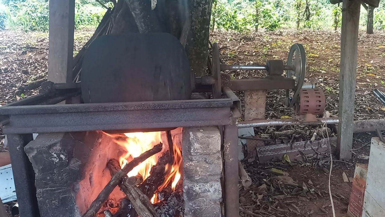 Torrando café no torrador de botijão de gás
