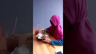 AZA makan siang di I Am Geprek Bensu Cibinong [video 6]. 