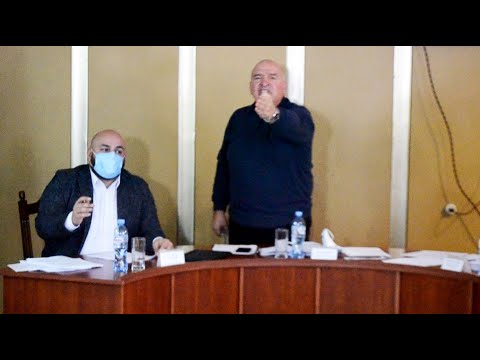 ხმაური ოზურგეთის საკრებულოს სხდომაზე