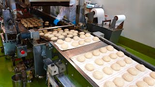Mass production process of curry and melon bread. A traditional Japanese bakery founded in 1869.