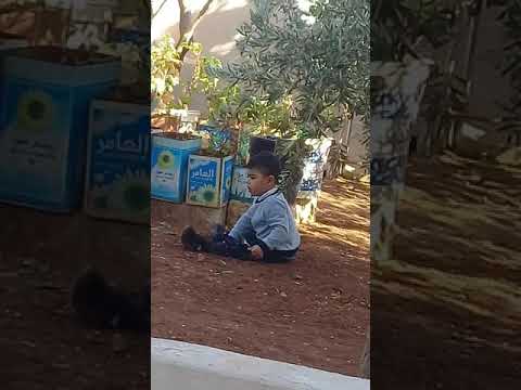 هذا الطفل على الأرض لا يلعب مع الأخرين اما الولاد الأخرين يلعبون مع بعض