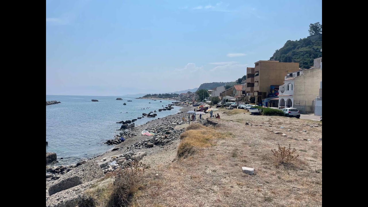 Ad Acqualadrone la spiaggia è quasi scomparsa: “Il paese sta morendo, nessuno investe qui”