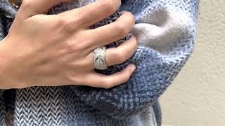 Vidéo: Bague Chanel "Coco Crush Grand Modèle" (Ref J10955) en or gris 18Cts avec diamants. Taille 51