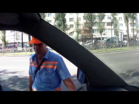 Прикол. Парковщик в Киеве 'станьте косячком`))