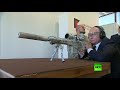 شاهد.. بوتين يختبر بندقية قنص ويطلق رصاصات