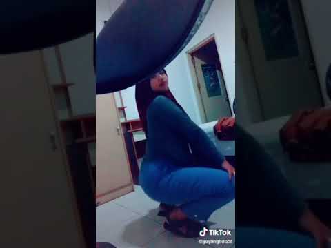 video Tik Tok cewek hijab goyang pantat hot