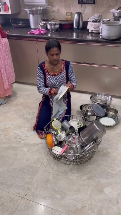 Прислуга работает в каждом индийском доме#shorts#india - YouTube