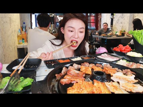 [ENG SUB]第一次吃川式烤肉，要烤的毛肚竟然让我生吃了！【张喜喜】