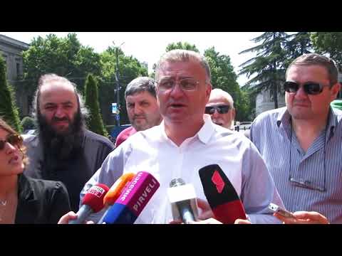 „დეოკუპაცია უნდა მოხდეს კაცების მხრიდან და არა პომადიანი და კოლგოტკიანი ბიჭებისგან“