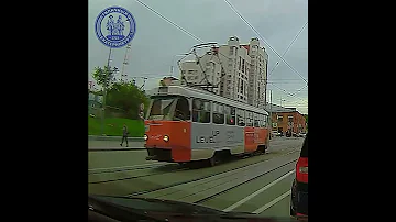 Трамвай в Екатеринбурге врезался в автомобиль... на другой стороне дороги