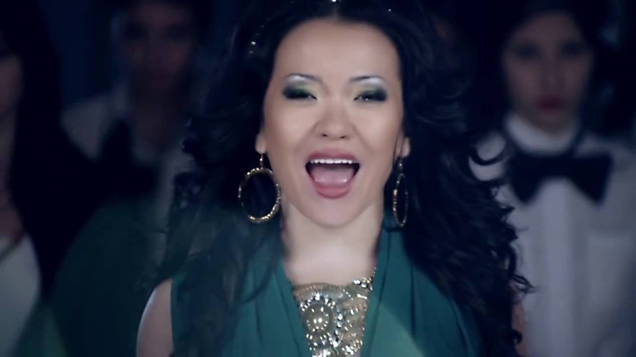 Ерлердің іш киімін иіскеп, жұлқылайды Дөрекі жыныстық қатынастағы әйелдер туралы порно көру