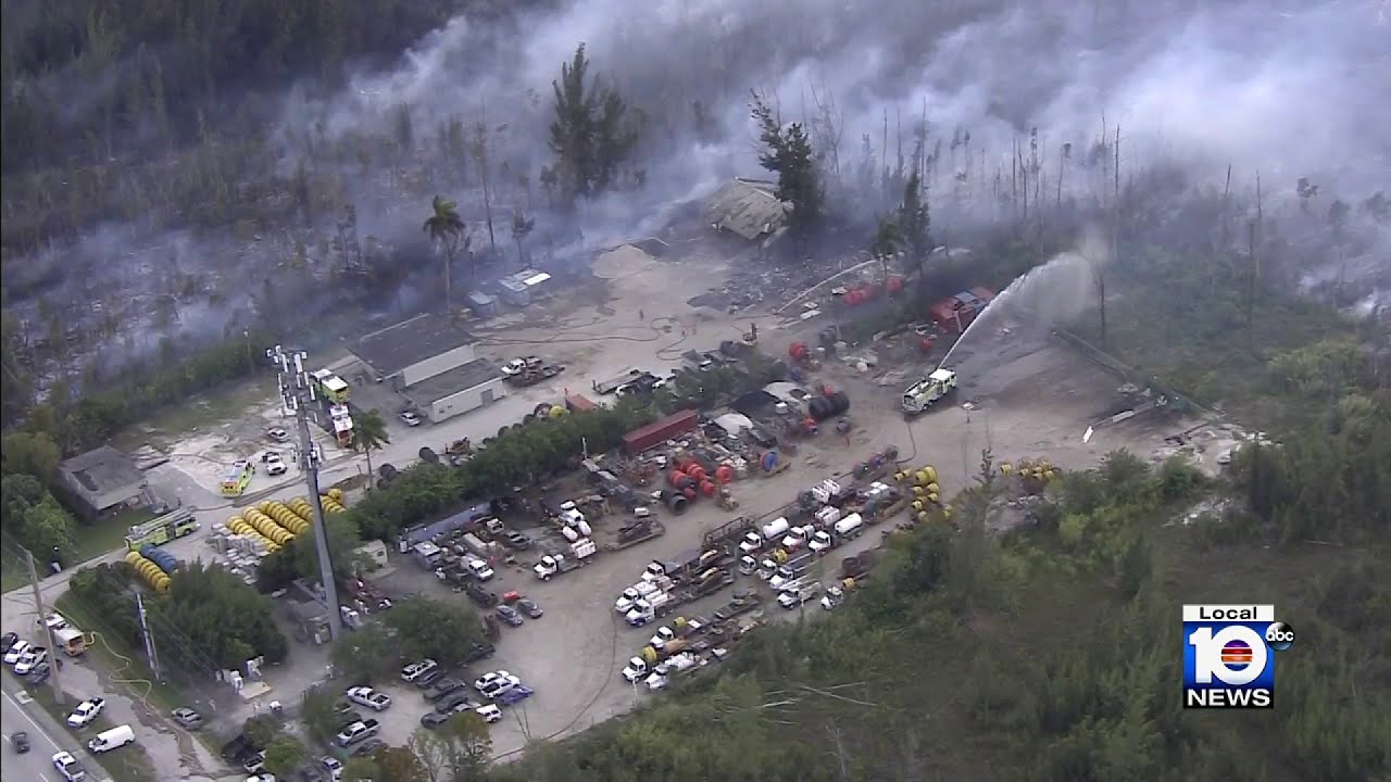 Large grass fire continues burning in west Miami-Dade County - YouTube