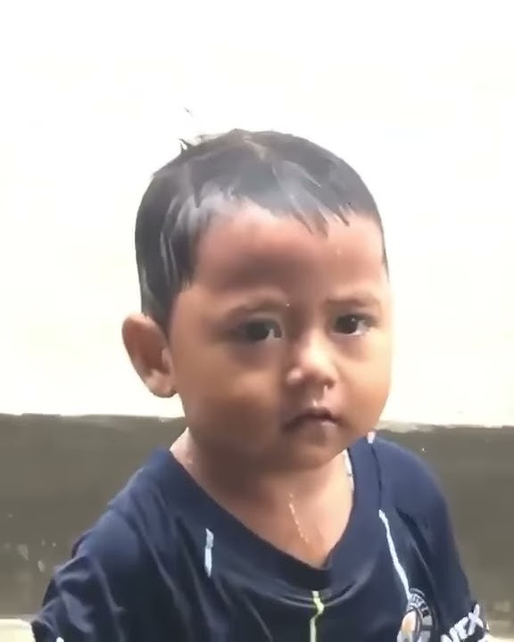 Anak kecil hujan hujanan di marahin ibu nya