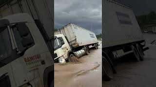 Truk Raksasa Lawan Derasnya Arus Banjir 🚛🌊 #banjir
