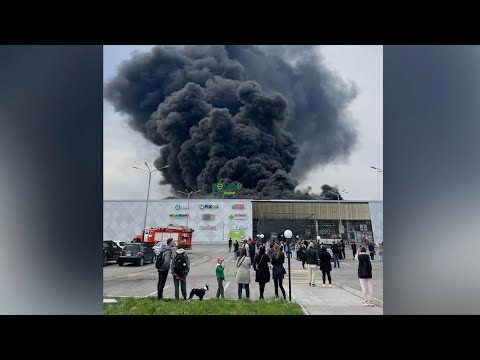 Торговый центр загорелся в Хабаровске