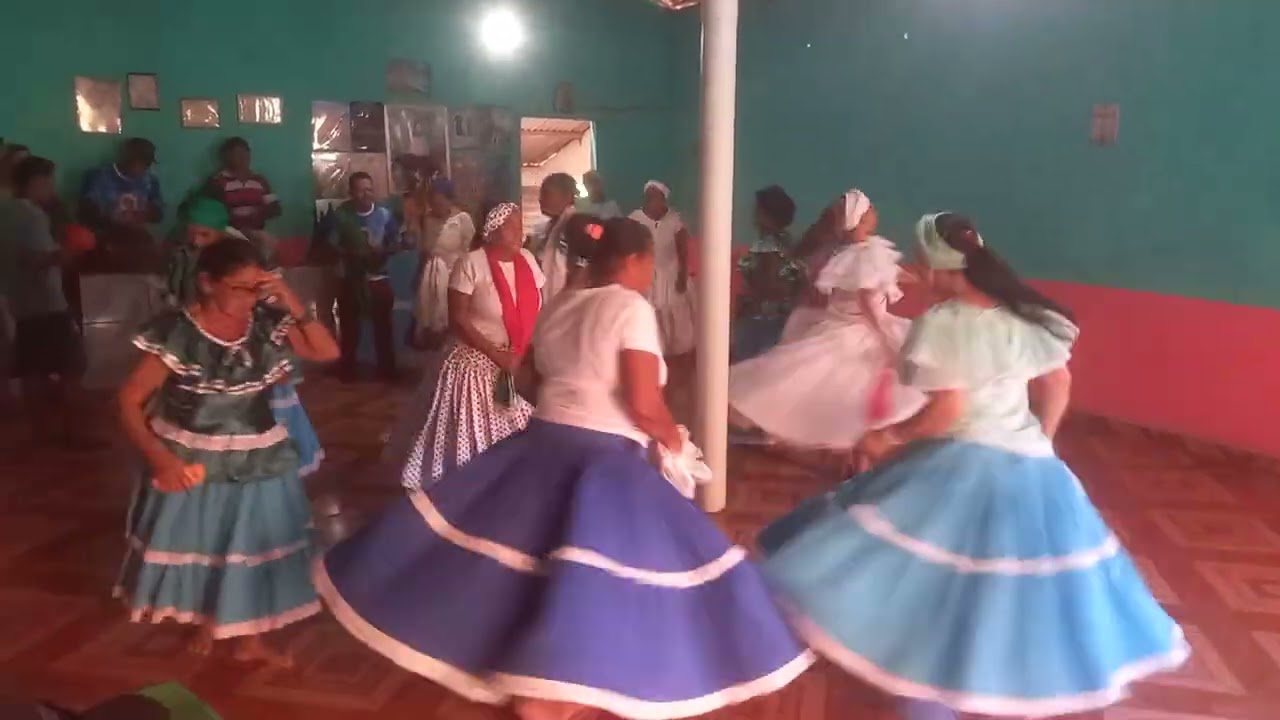 PAI DE SANTO JOÃOZINHO COM SEUS FILHOS DE SANTOS ANIMANDO TAMBOR 