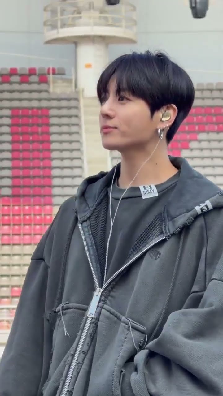 JUNGKOOK FOR SOUNDCHECK DAY 2 WTF!! - YouTube