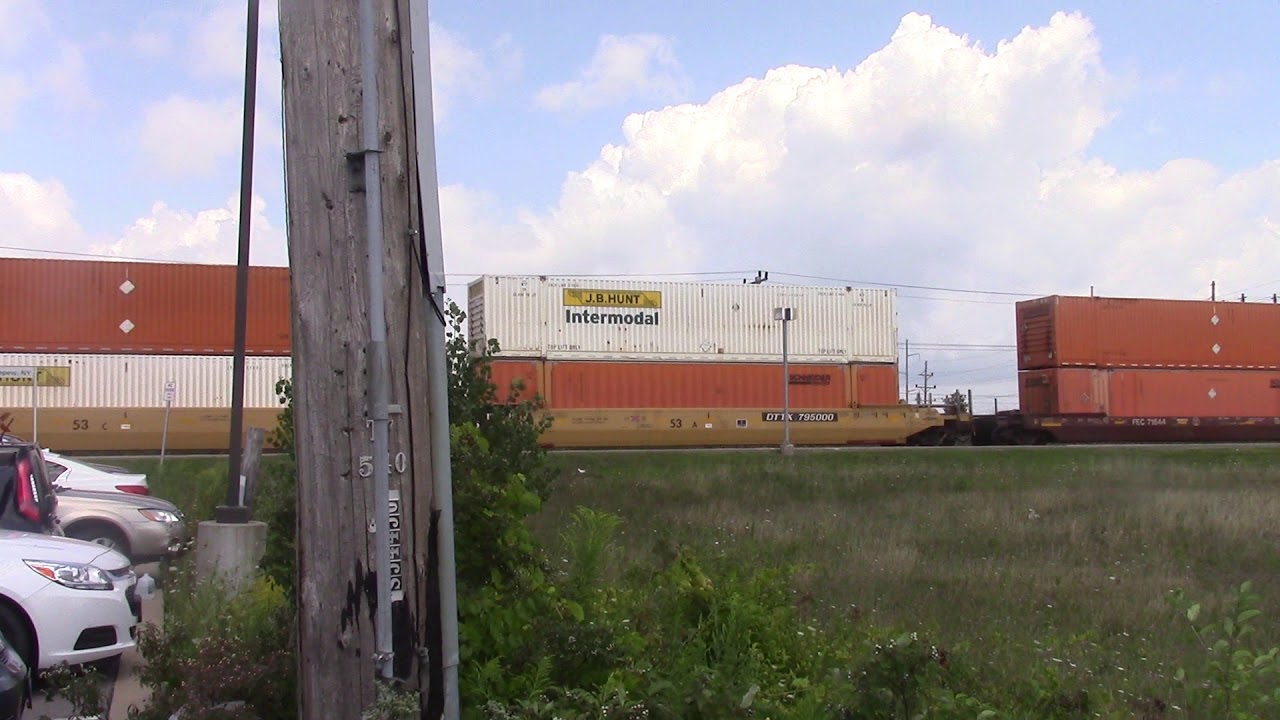 CSX intermodal stack train at Depew, NY. - YouTube
