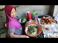 Sarapan khas ponorogo nasi pecel bu hartini jualan di depan rumah puluhan tahun