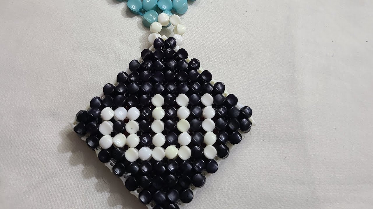 ورشة عمل معلقة للسيارة بالخرز  عليها لفظ الجلاله