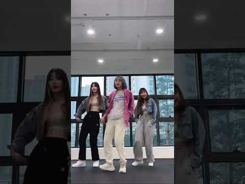 ‘<strong>BTS</strong> - 좋아요’ 요즘 유행하는 춤 (<strong>with</strong> 치어리더) #<strong>shorts</strong>
