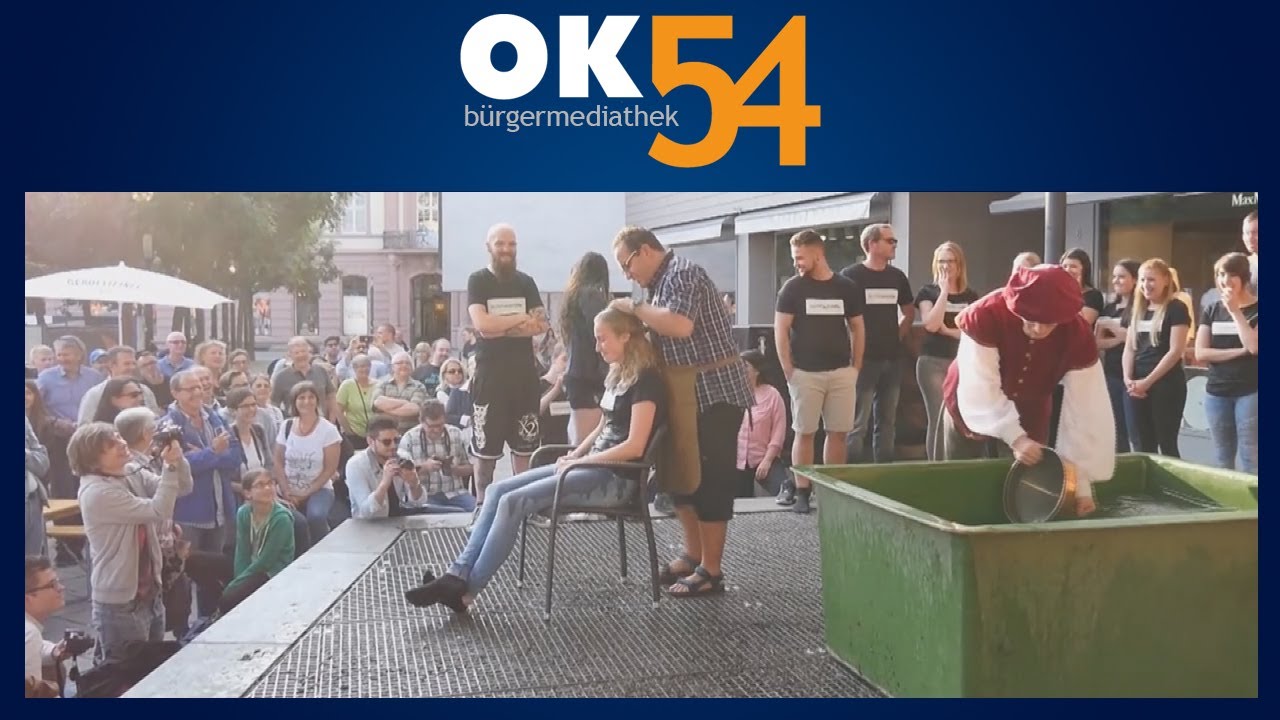 Gautschen der Gesellen im Druckerhandwerk - Kornmarkt 2016