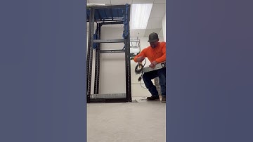 Mounting of an APC UPS in a Four Post Server Rack #batterybackup #serverrack