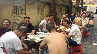 Drinking morning wine in Fuyang, Hubei, open at 5 in the morning! Customer sitting in the alley