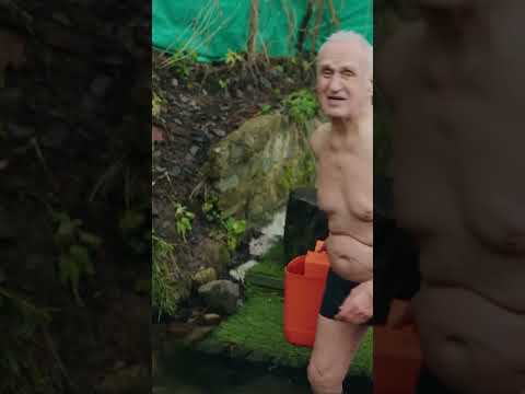 Обливается в 83 года ледяной водой! // "Привыкание? Ничего подобного!" #shorts