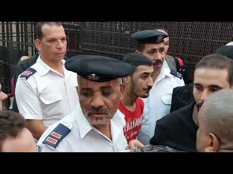 انفعال أندرو المتهم بالتخلص من فتاة البراجيل ويفقد أعصابه قبل بدء الجلسة ويعتدى على الصحفيين بالسب