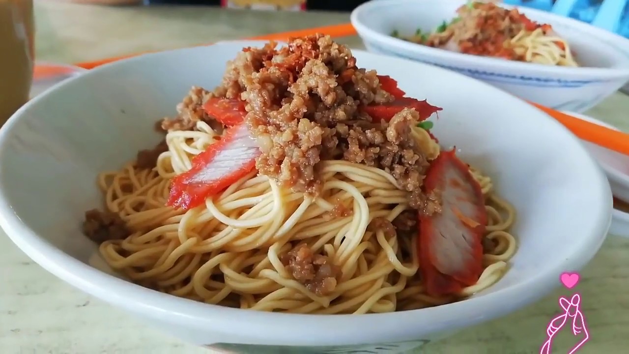 Kuching Must-Eat-Food: Kolo Mee - YouTube