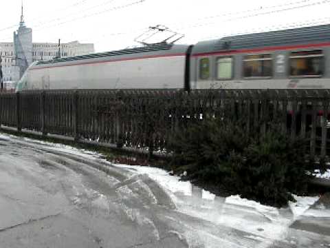 TRENIO INCROCIANO lunedÃ¬ 12 aprile 2010 ALTO ADIGE MERANO Deraglia un treno. Nove morti accertati. Sono i nove i morti accertati, 28 i feriti di cui sette 7 in gravi condizioni: Ã¨ questo per ora il bilancio ufficiale delle vittime del disastro ferroviario in Val Venosta, dove stamattina un treno di pendolari Ã¨ stata travolto da una frana tra Laces e Castelbello vicino Merano, lo hanno annunciato, nel corso di una conferenza stampa, il presidente della Provincia Luis Durnwalder ei responsabili dei soccorsi. L'intervento per il recupero di morti e feriti Ã¨ terminato alle 12.20. Sul bilancio definitivo del disastro ferroviario in Val Venosta c'Ã¨ comunque ancora qualche incertezza visto che alla sala operativa della protezione civile di Bolzano mancherebbero all'appello tre persone che quindi sarebbero disperse anche se sono in corso verifiche al riguardo. Merano - (Adnkronos/Ign). Il convoglio Ã¨ uscito dai binari verso le 9, tra Laces e Castelbello. Uno dei vagoni Ã¨ finito in bilico sul greto del fiume Adige. All'origine del disastro una frana provocata da un tubo per l'irrigazione. Nei soccorsi sono coinvolte 150 persone, tra le quali 18 ambulanze con a bordo cinque medici e una sessantina di infermieri e volontari. L'ultimo ferito Ã¨ stato trasportato fuori dal treno alle 12.20. Quello di oggi Ã¨ il piÃ¹ grave incidente ferroviario in Italia dal giugno del 2009, quando alla stazione di Viareggio la fuoriuscita di Gpl da una ferrocisterna rovesciatasi dopo aver deragliato <b>...</b>