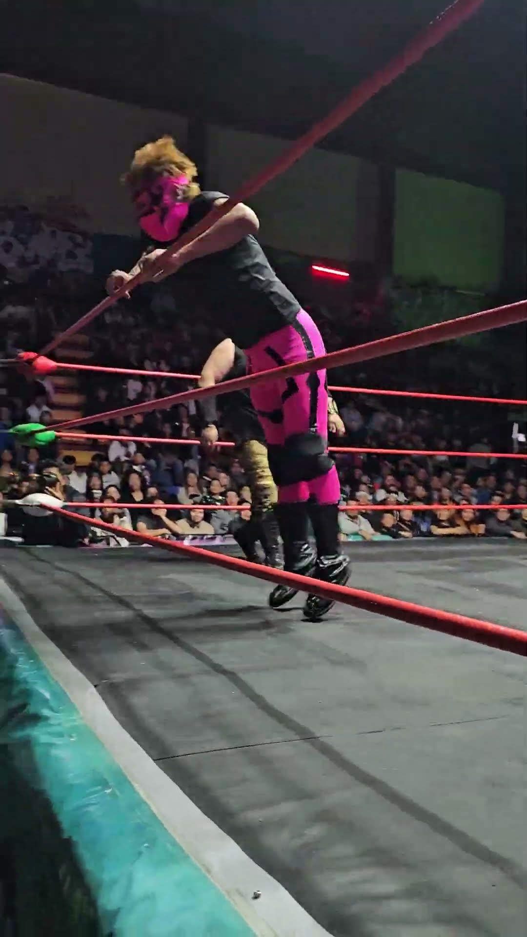 Vuelo de Contreras Jr en la Arena Neza
