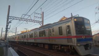 京浜急行電鉄1500形電車1700番台1719Fと京成電鉄3700形電車3848Fを青砥駅・京成立石駅間の踏切で撮影（東京都葛飾区）KEIKYU & KEISEI Tokyo JAPAN TRAIN