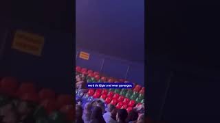 Tijger springt over net en belandt in het publiek