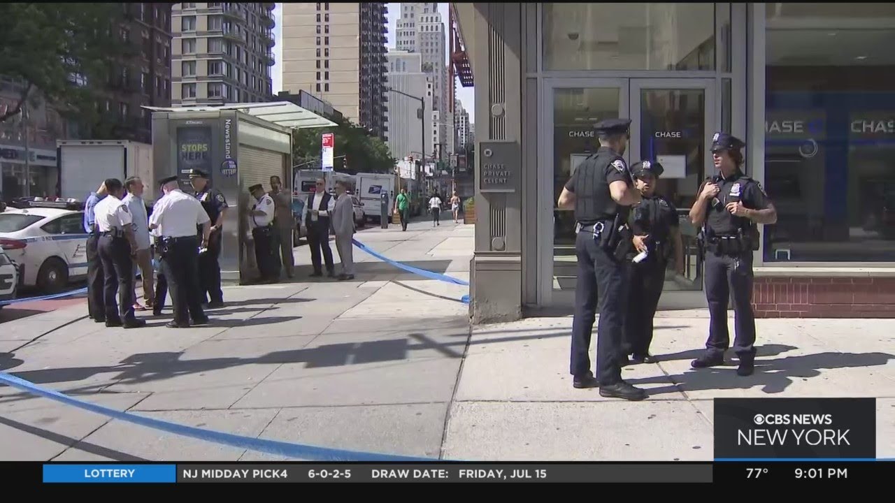 Search continues for suspect in Upper East Side bank stabbing - YouTube
