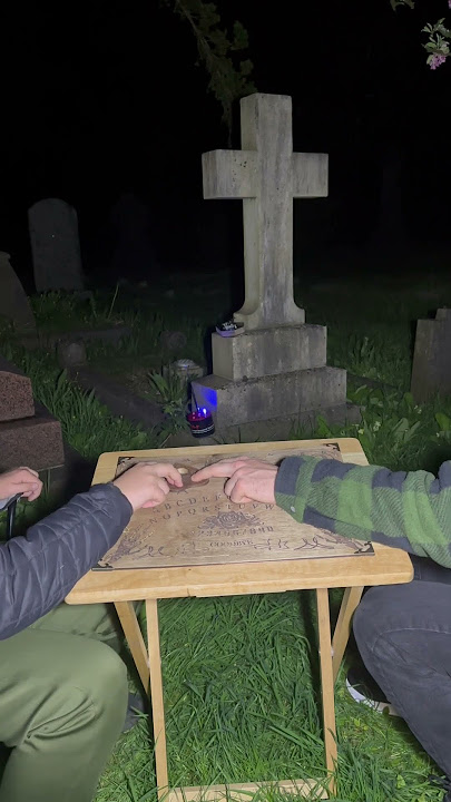 OUIJA BOARD IN A GRAVEYARD, ARE GHOSTS REAL? #ouijaboard #graveyard #ghosthunting #ghosts  #ouija
