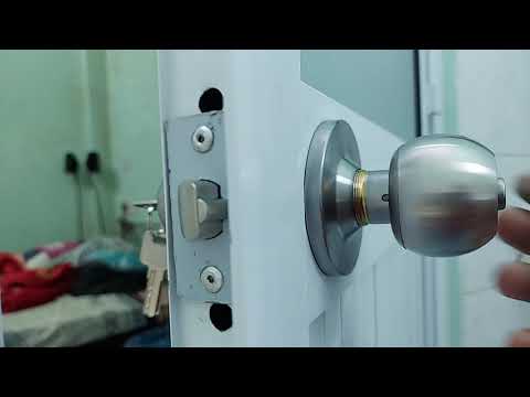 Video: Làm thế nào để một khóa cửa tay nắm hoạt động?