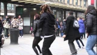 Flashmob marry you bruno mars proposal Tony & Sara piazza Cordusio Milano