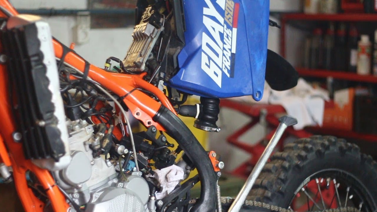 KTM EXC TPI LEAKING OIL TANK & INSTALLING NEW ONE YouTube