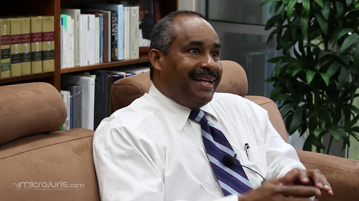 Detrs de la toga: Hon. Erick V. Kolthoff Caraballo...