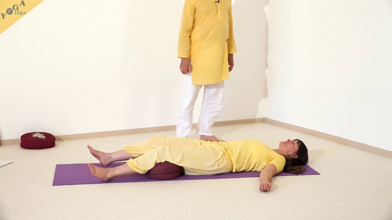 Entspannungslage mit Kissen utner den Knien - Yoga Asana Lexikon meditation for anxiety