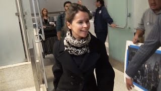 Makeup Free Felicity Jones Lands In La Ahead Of Den Globes