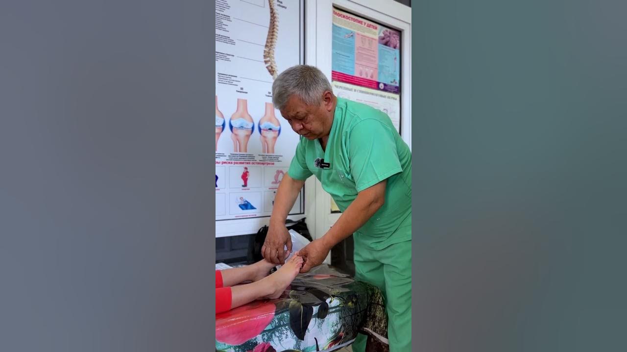 Yigit jerkib ketayotgandi, qizlar uni ushlab qolishdi U bilan jinsiy aloqa qilish uchun yosh ayolni oldi, watch online